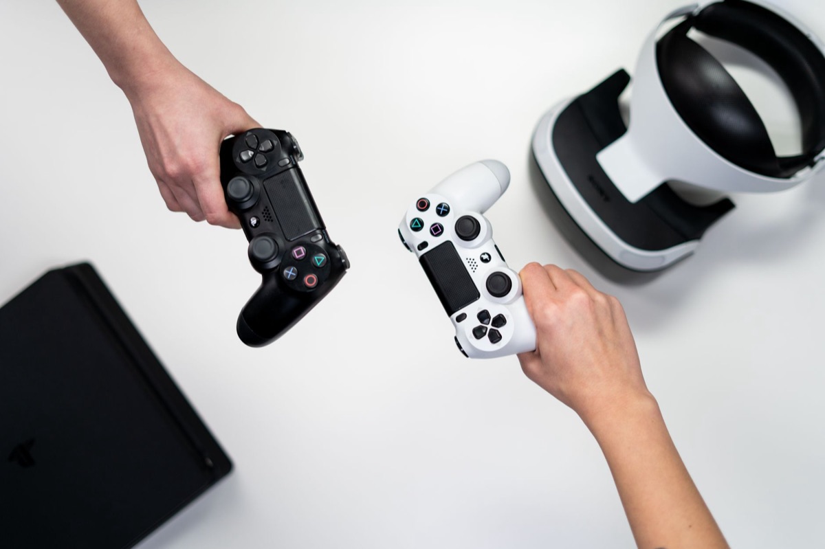 ゲームコントローラーとヘッドセット