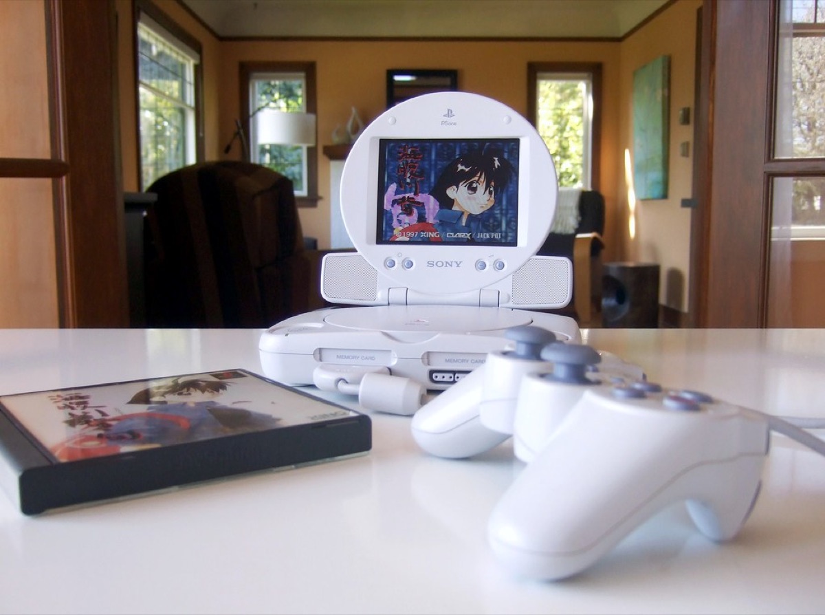 Een professionele gamecontroller op een bureau.