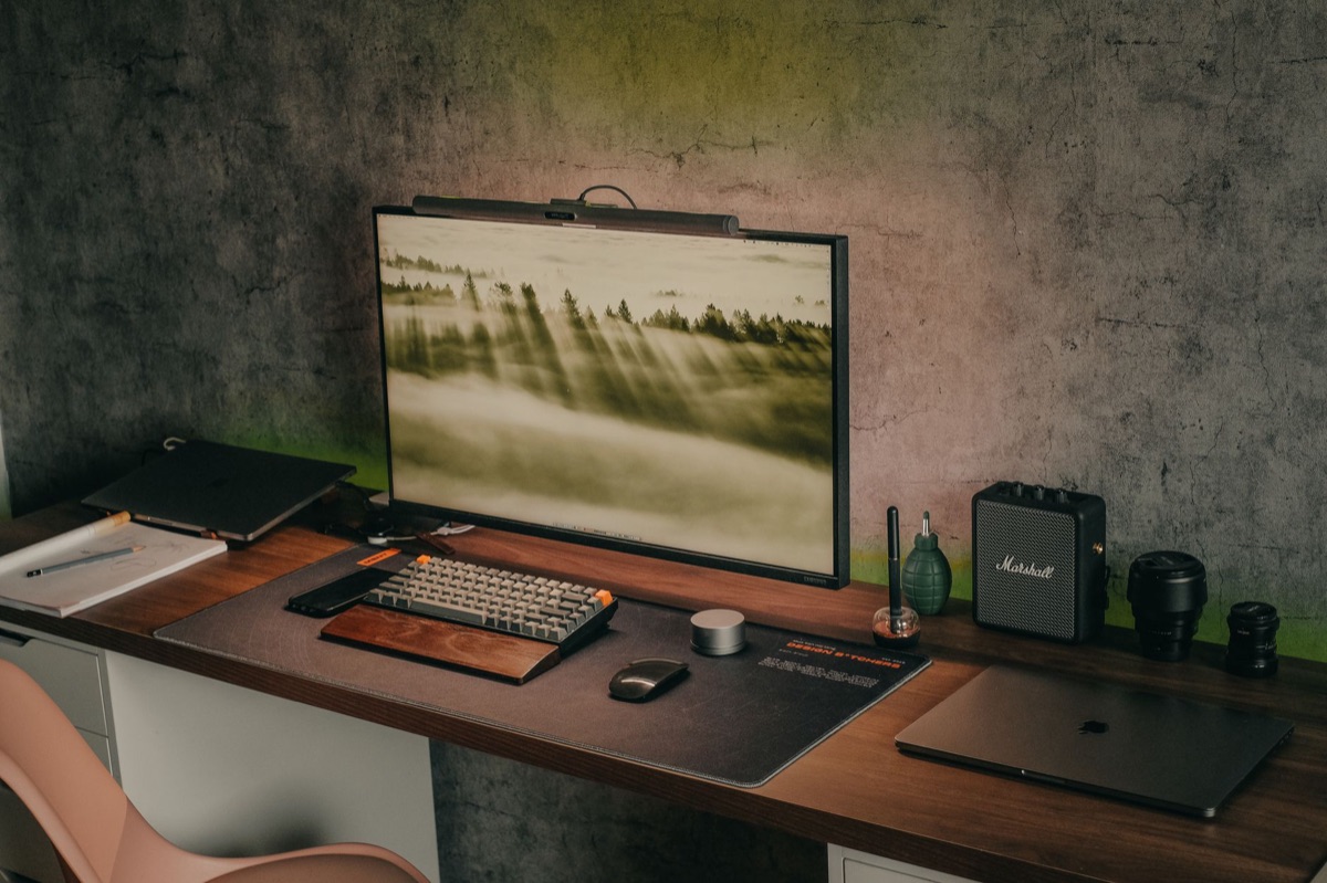 amerikanse youtuber met laptop