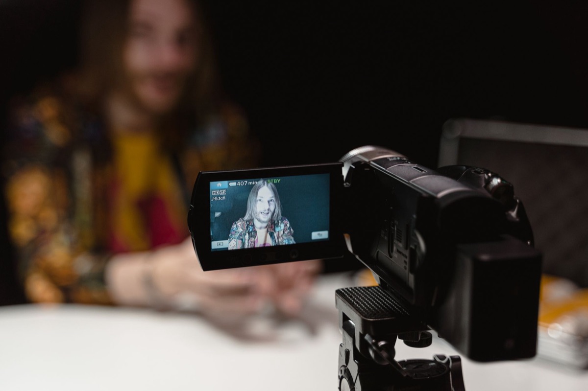 amerikanse youtuber voor camera