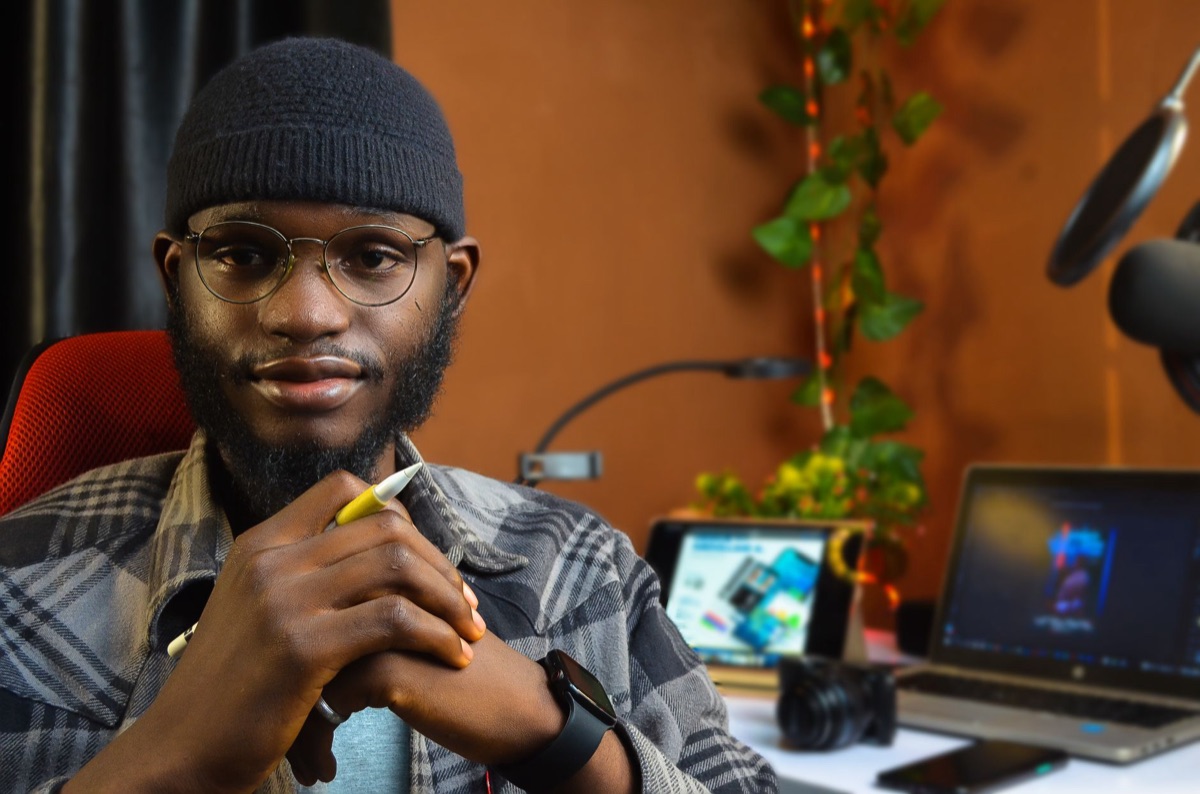 Un youtuber américain sur un ordinateur portable