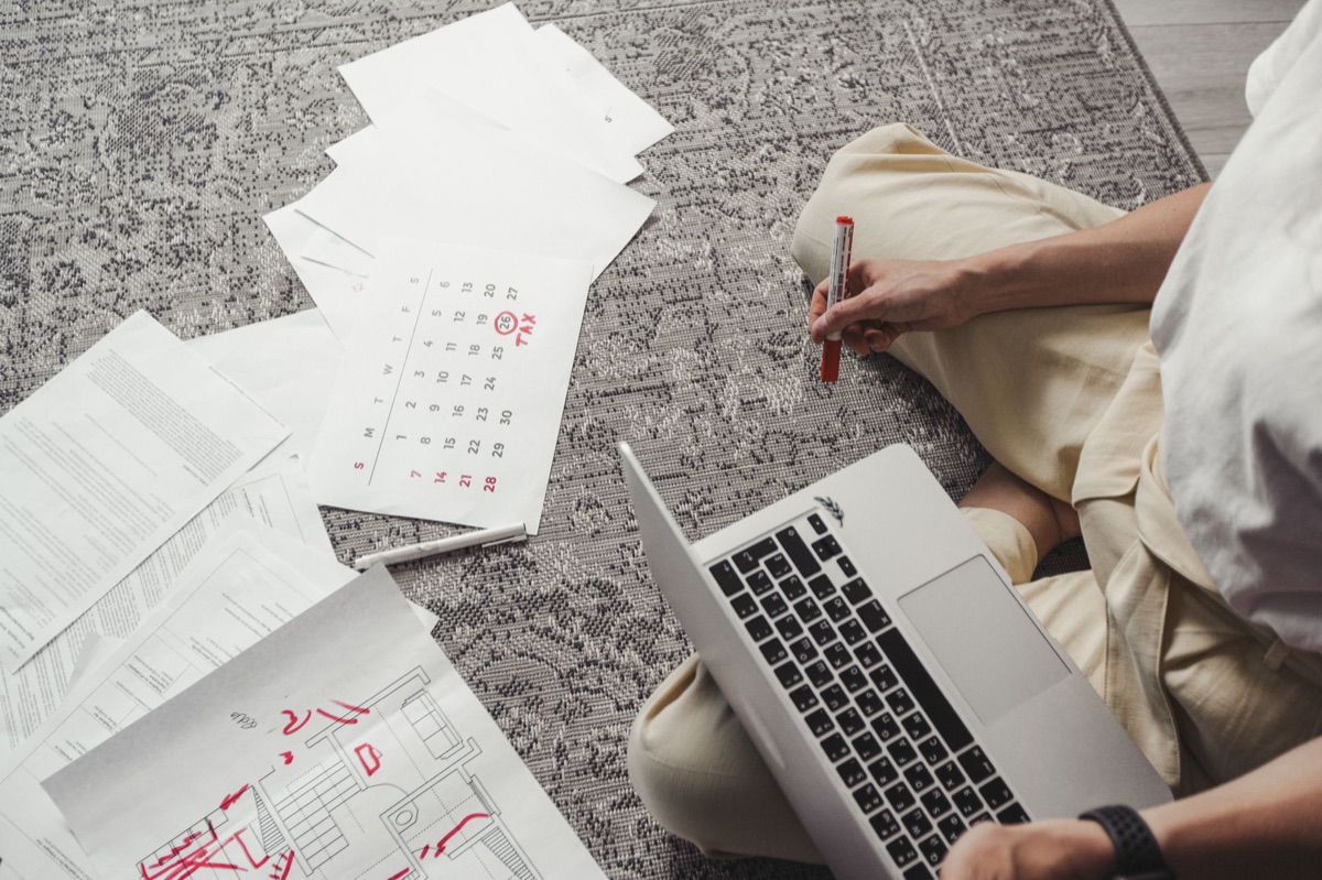influencer com laptop e documentos