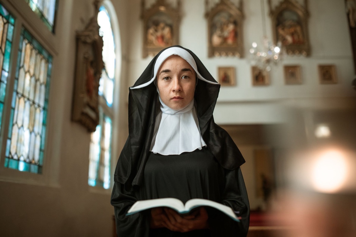 Un youtuber vestido con ropa religiosa en un centro comunitario