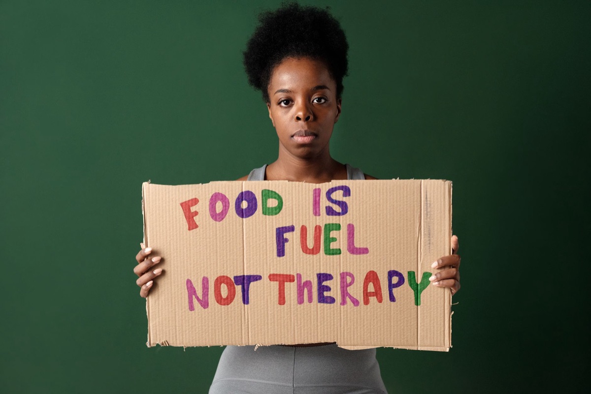 jouwland: een YouTuber met een bord met een sociale activisme boodschap