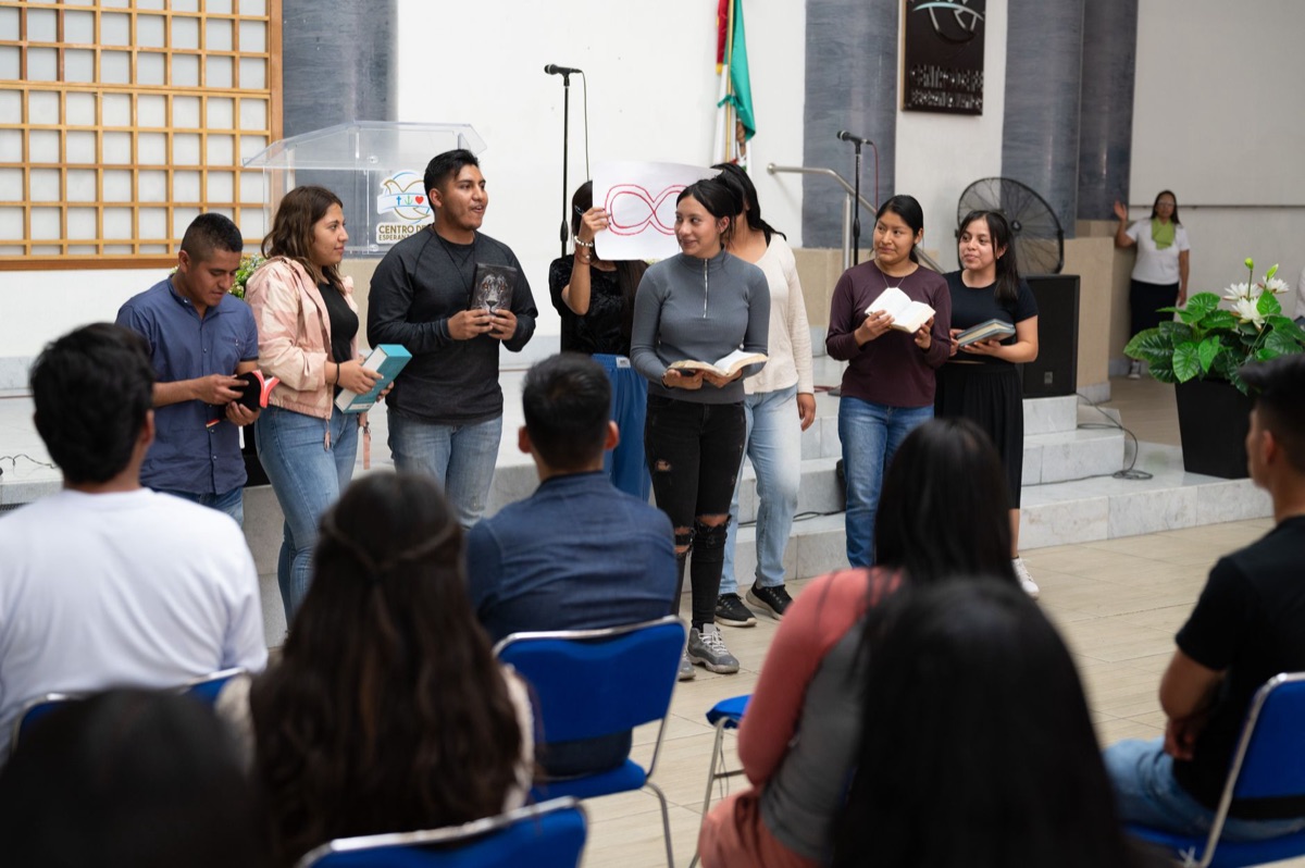 grupos religiosos reunidos em centro comunitário