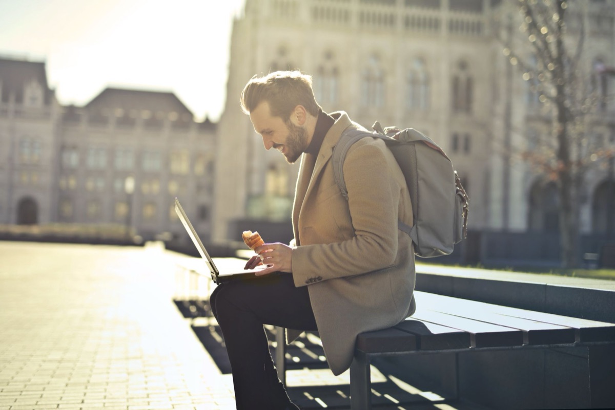 YouTuber mit markenbekleidetem Rucksack und Laptop