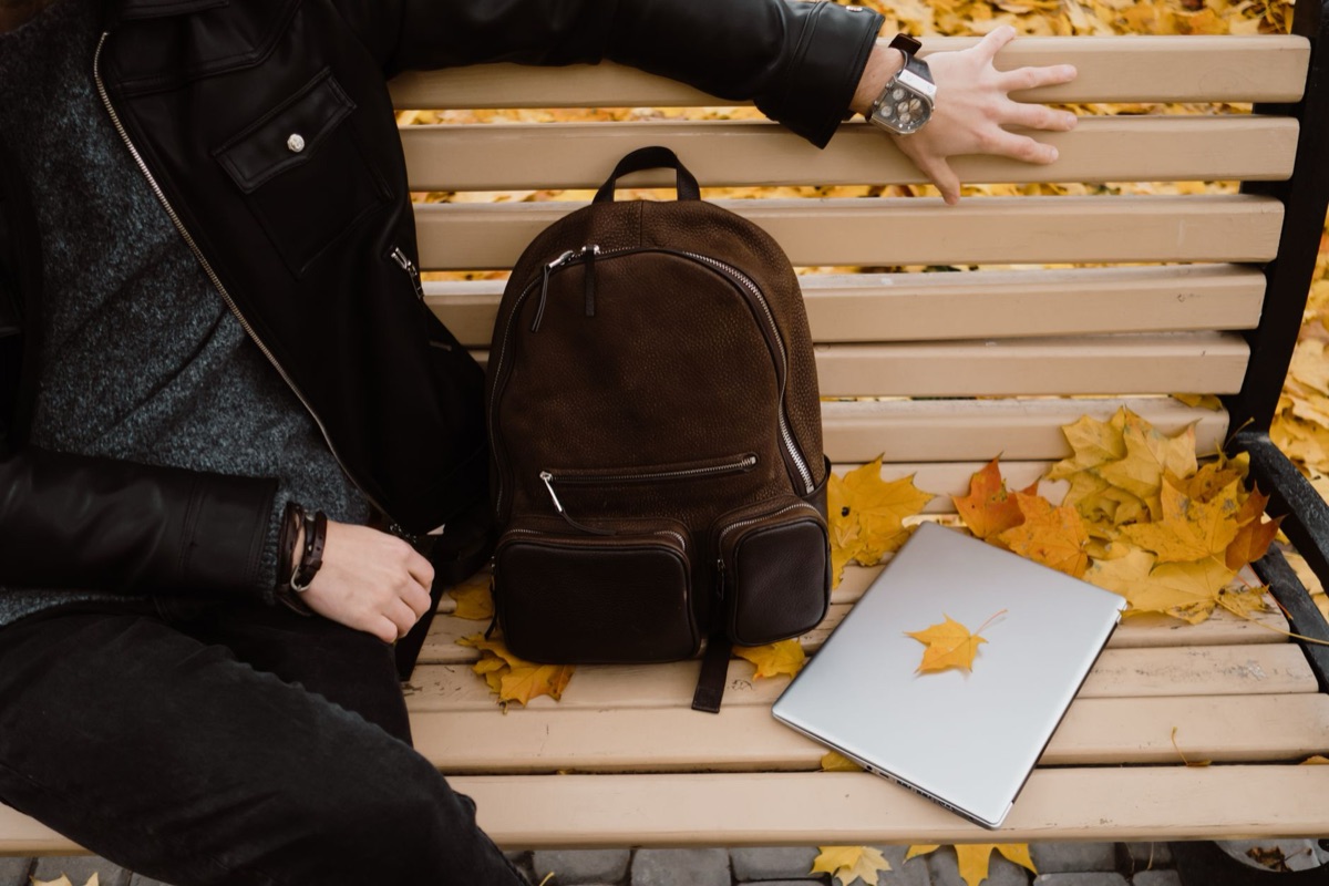 YouTuber met merkgekleurde backpack en laptop