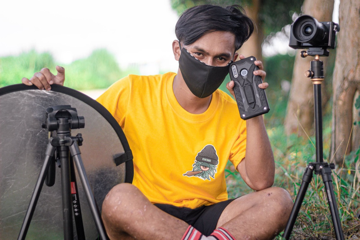 YouTuber in commerciële kleding met merklogo