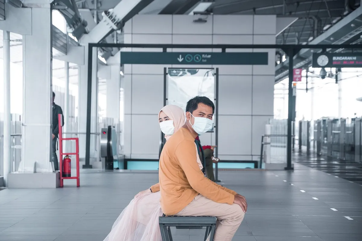 couple, social distancing, train station, coronavirus, face mask, covid-19, covid, distancing, pandemic, protection, new normal, indonesia, jakarta, covid-19, c